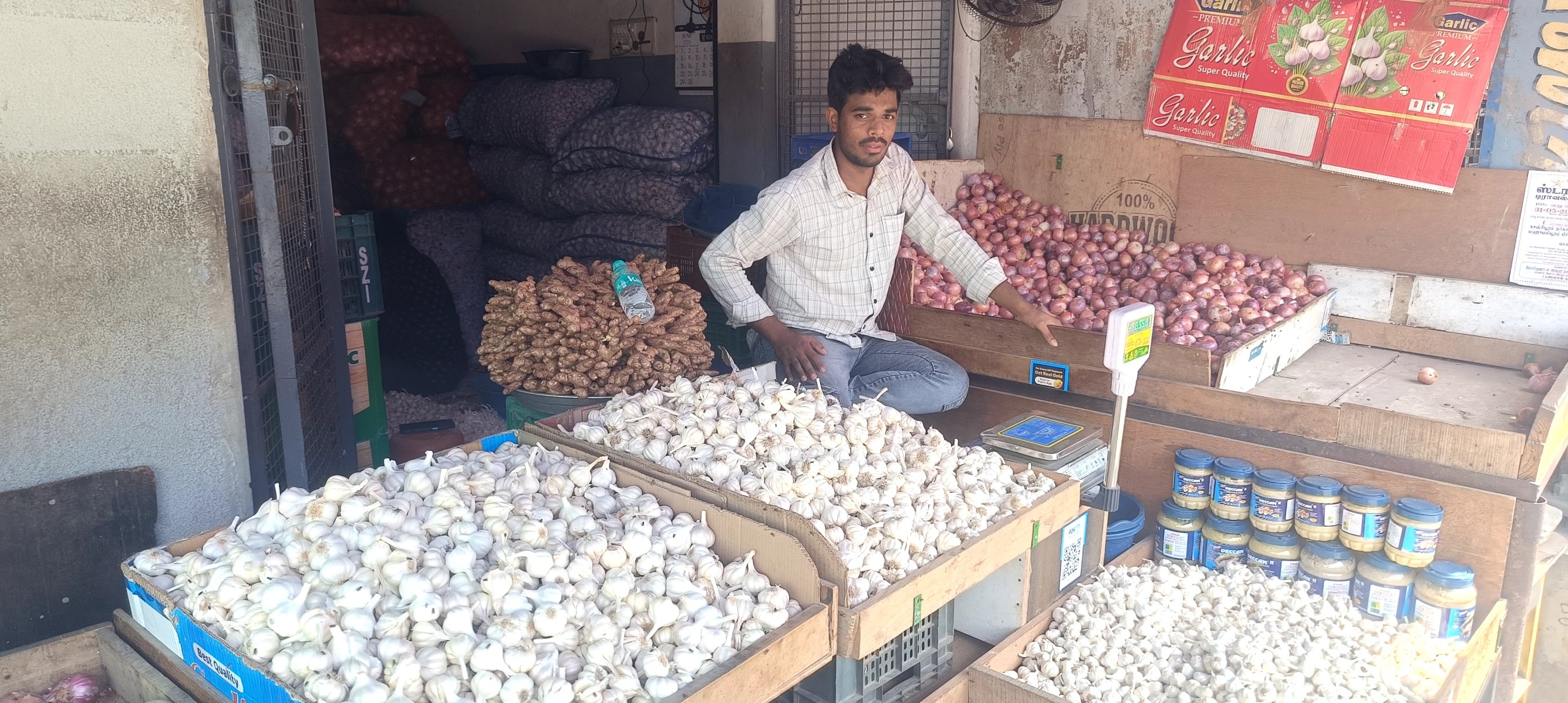 HS Vegetables shop with fresh produce